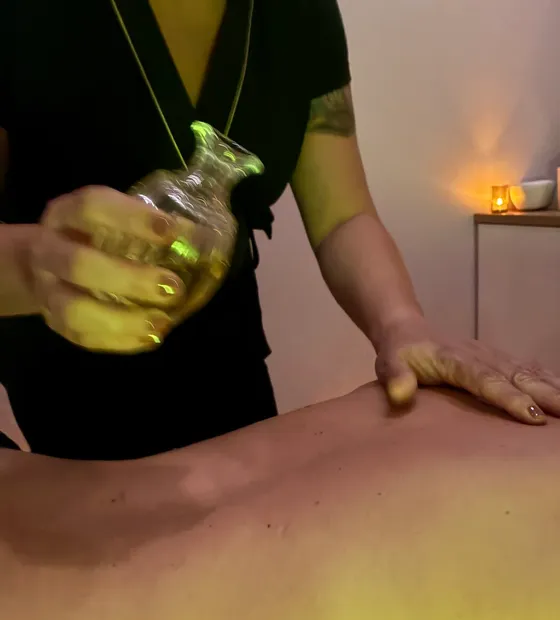 Les mains de Marie pendant un massage